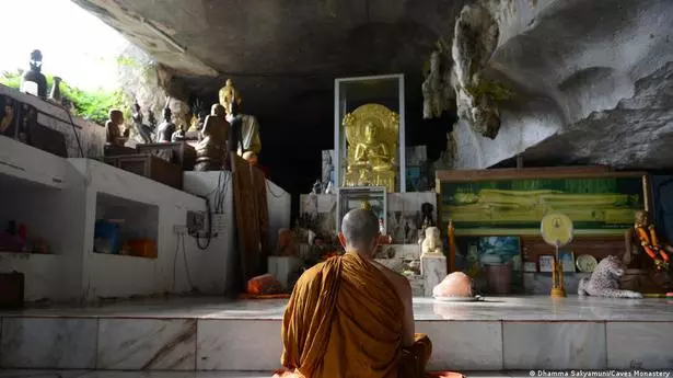 Biksu Buddha di Malaysia berjuang untuk melindungi rumah gunung