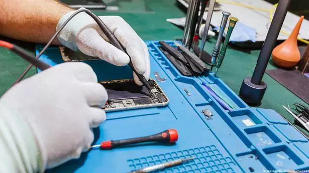 Explained: Why it’s hard to repair a smartphone