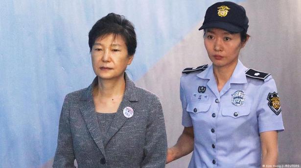 한국은 5년 징역 이후 전 대통령 박씨를 해방